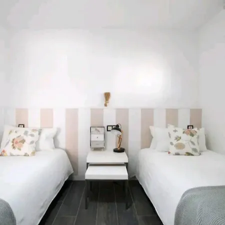 Stylish & Fully Furnished 3 Bedrooms Flat -4 Min Walk To Beautiful