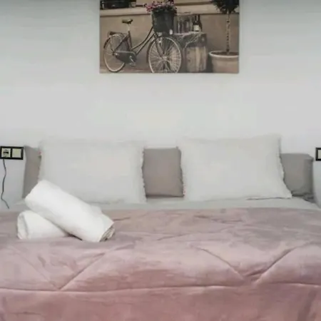 Stylish & Fully Furnished 3 Bedrooms Flat -4 Min Walk To Beautiful *