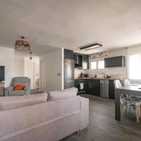 Apartment Stylish & Fully Furnished 3 Bedrooms Flat -4 Min Walk To Beautiful