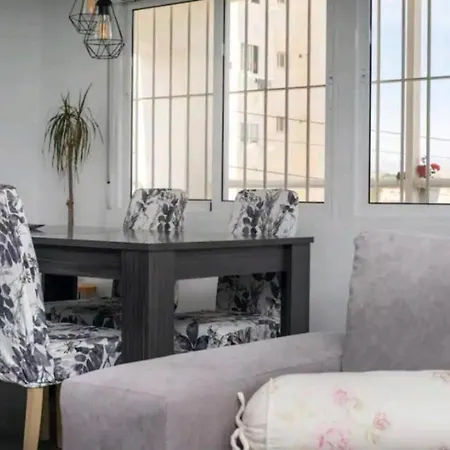 Stylish & Fully Furnished 3 Bedrooms Flat -4 Min Walk To Beautiful Apartment *
