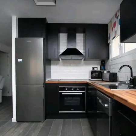 Apartment Stylish & Fully Furnished 3 Bedrooms Flat -4 Min Walk To Beautiful *