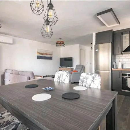 Stylish & Fully Furnished 3 Bedrooms Flat -4 Min Walk To Beautiful Apartment Alicante