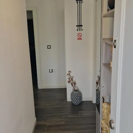 Stylish & Fully Furnished 3 Bedrooms Flat -4 Min Walk To Beautiful *