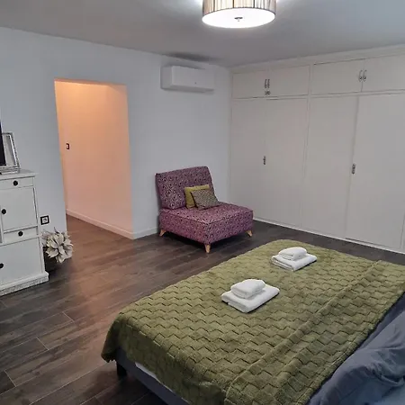 Apartment Stylish & Fully Furnished 3 Bedrooms Flat -4 Min Walk To Beautiful *
