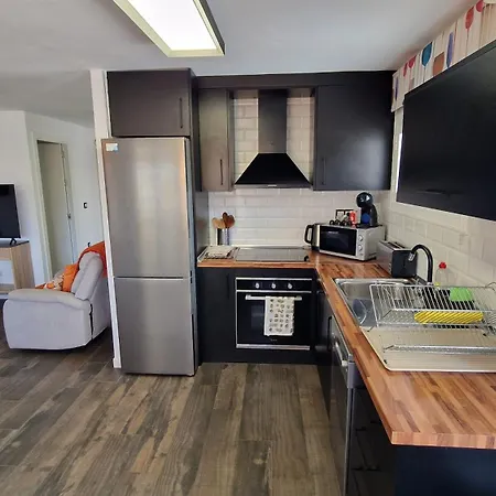 Stylish & Fully Furnished 3 Bedrooms Flat -4 Min Walk To Beautiful