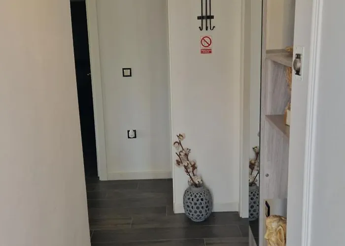 Stylish & Fully Furnished 3 Bedrooms Flat -4 Min Walk To Beautiful *