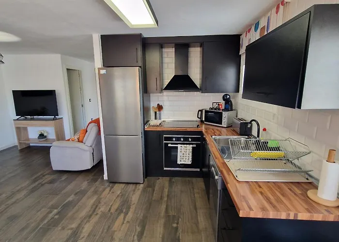 Stylish & Fully Furnished 3 Bedrooms Flat -4 Min Walk To Beautiful